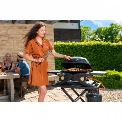 Riwall PRO RGG 20 Compact SET přenosný plynový gril 4,2 kW se dvěma hořáky a pojízdným skládacím stolkem